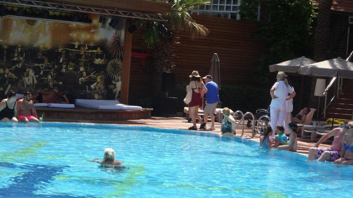 Marmaris'te havalar ısındı, plajlar doldu