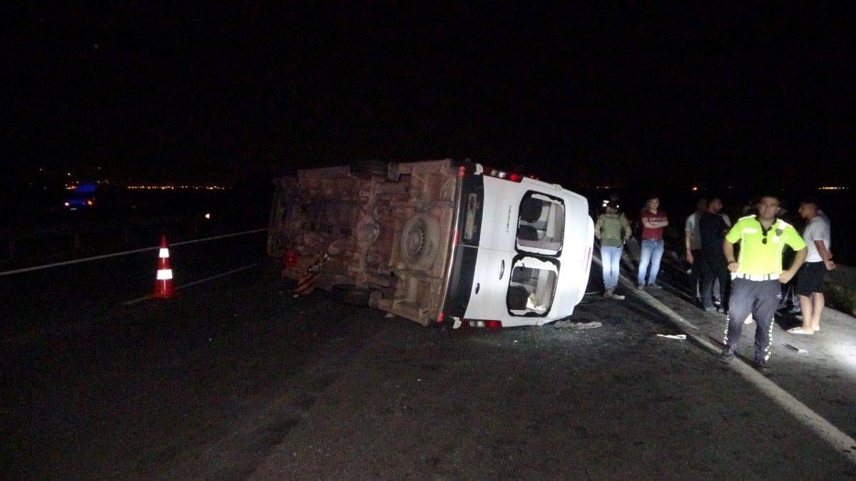 Osmaniye'de öğrencileri taşıyan minibüs devrildi: 17 yaralı