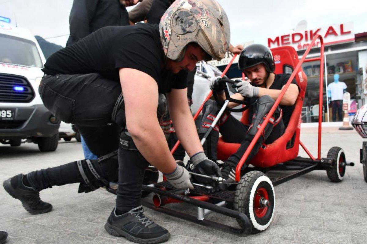 Artvin'de hurdalardan yaptıkları araçlarla yarıştılar