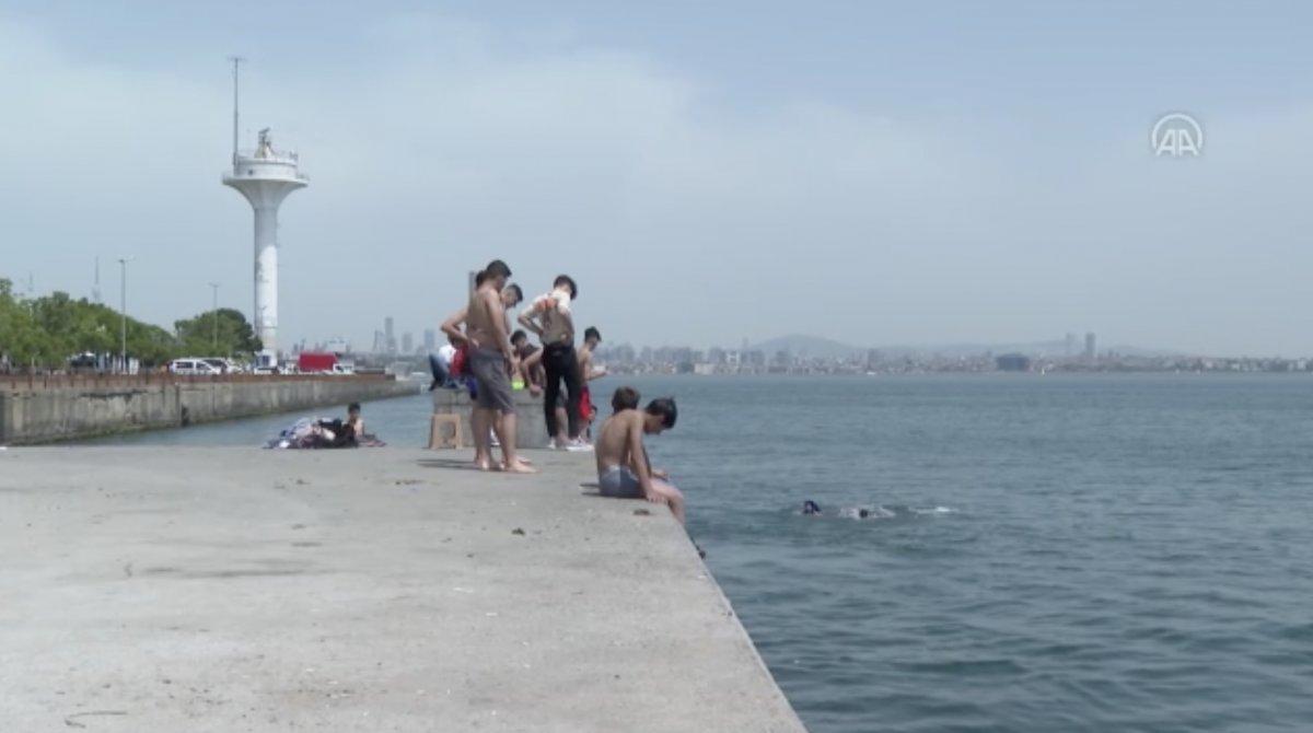 İstanbullular Boğaz'ın serin sularında serinledi