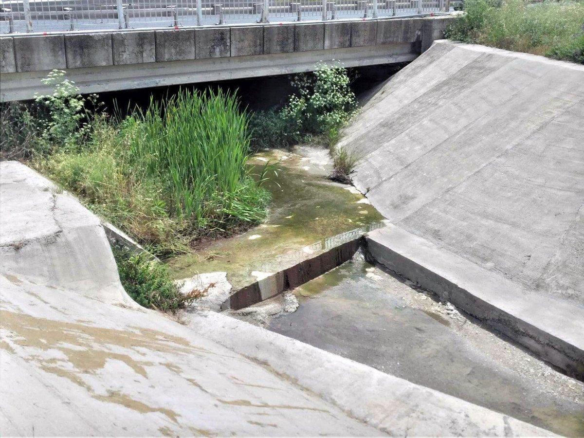 Tekirdağ'da Çorlu Deresi'ne dökülen su kanalı kırmızıya döndü