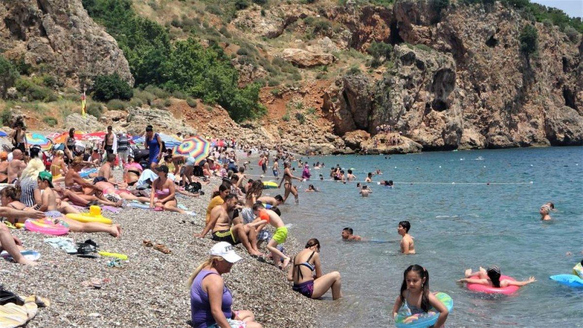 Antalya'da sıcak havadan bunalanlar denize kaçtı