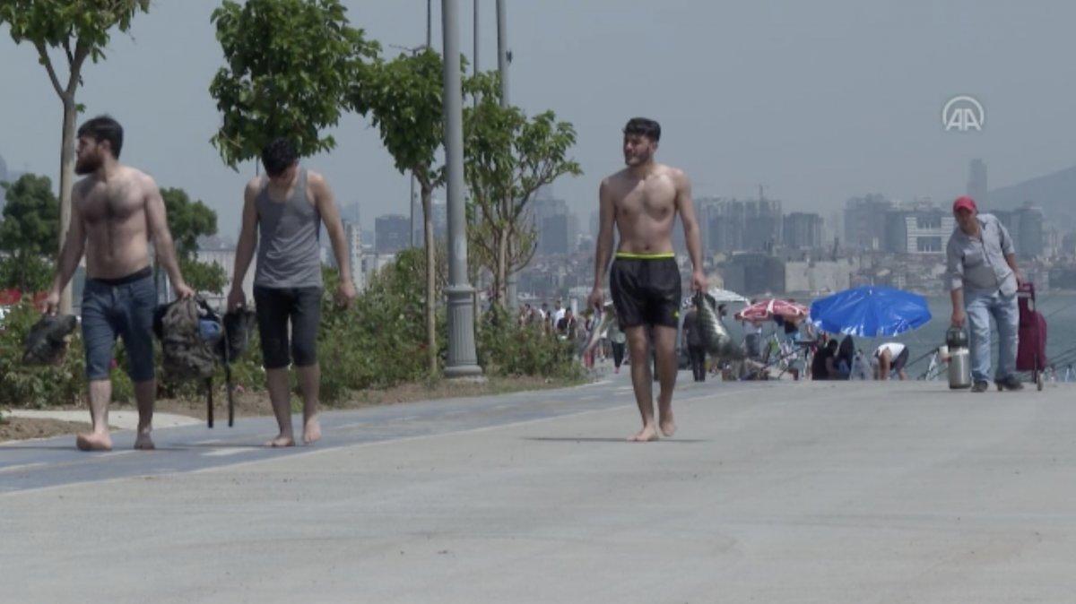 İstanbullular Boğaz'ın serin sularında serinledi