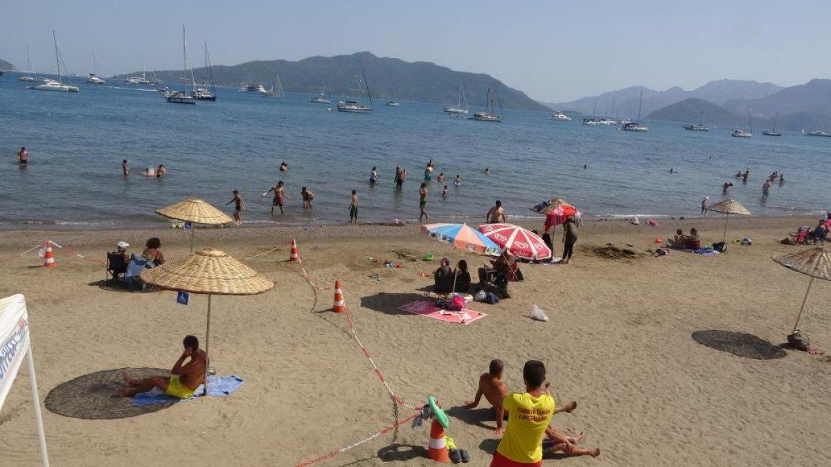 Marmaris'te havalar ısındı, plajlar doldu