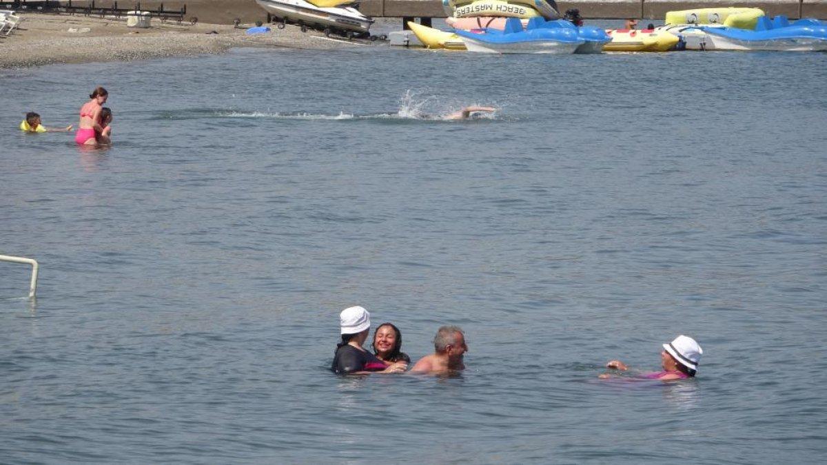 Marmaris'te havalar ısındı, plajlar doldu