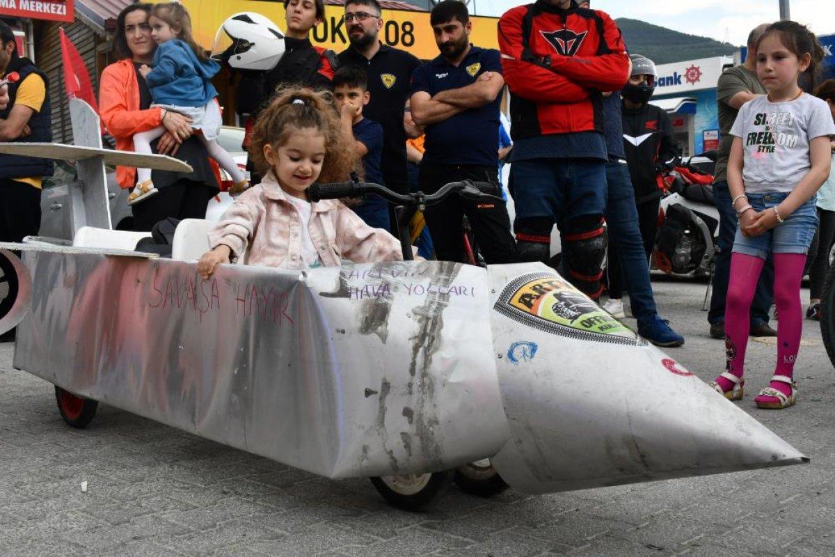 Artvin'de hurdalardan yaptıkları araçlarla yarıştılar