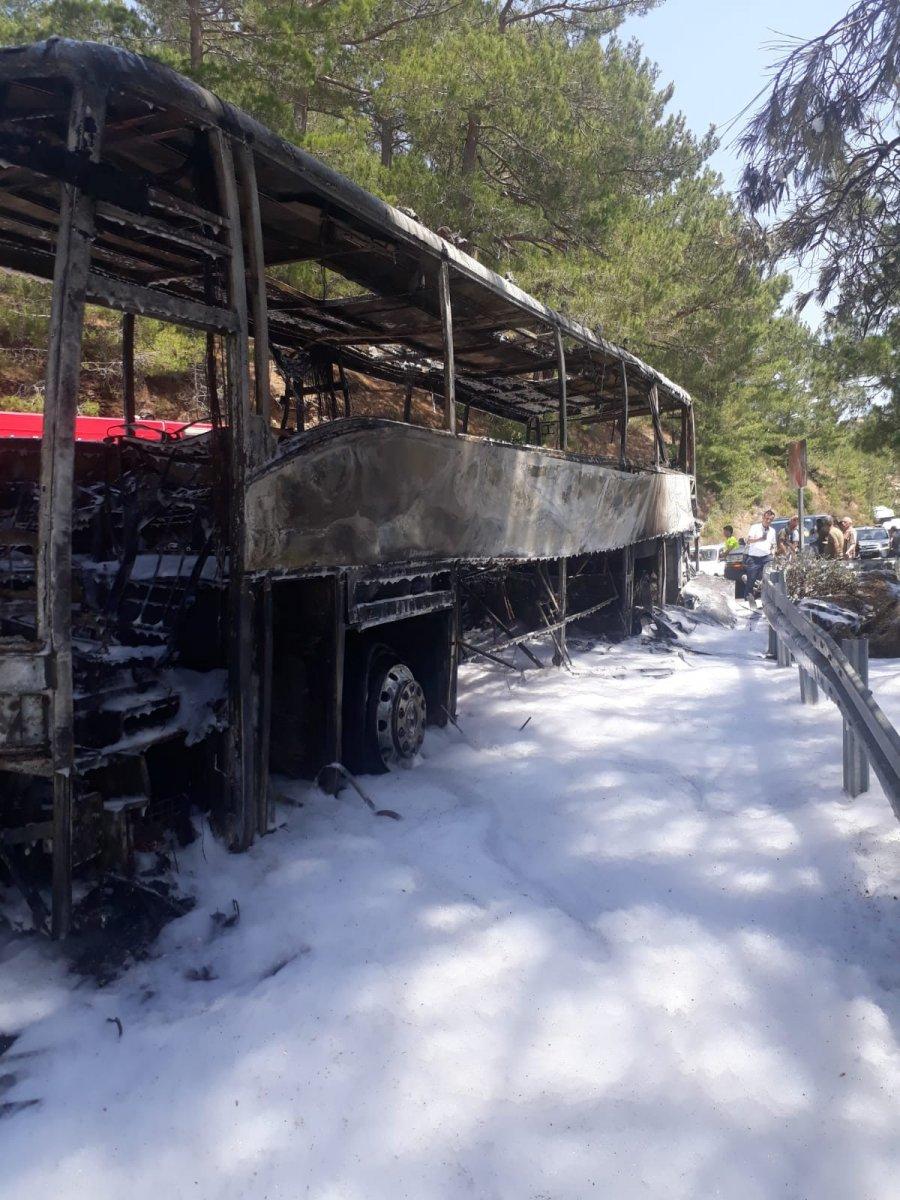 Mersin’de otobüsteki yangın ormana sıçradı