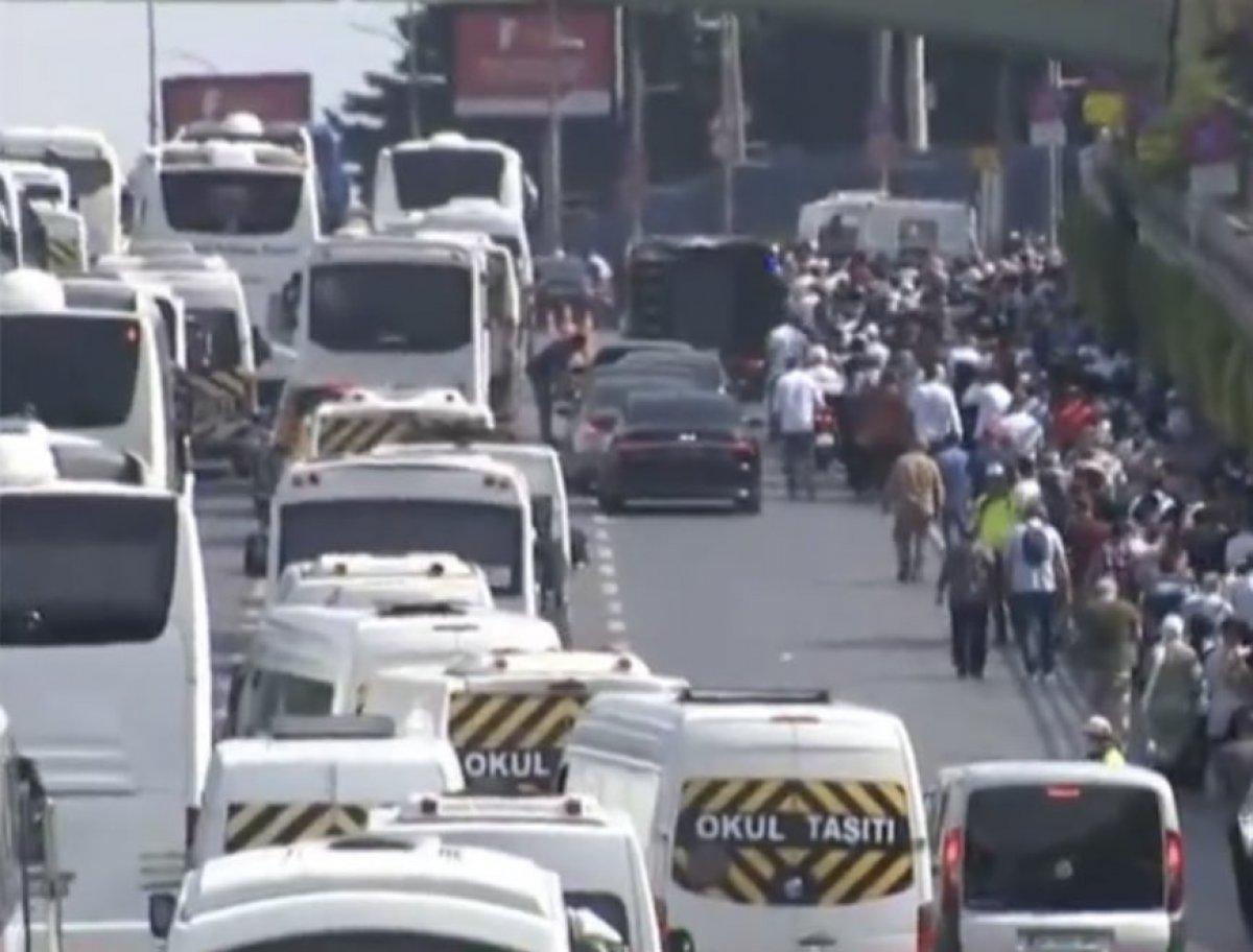 Atatürk Havalimanı yolunda trafik yoğunluğu