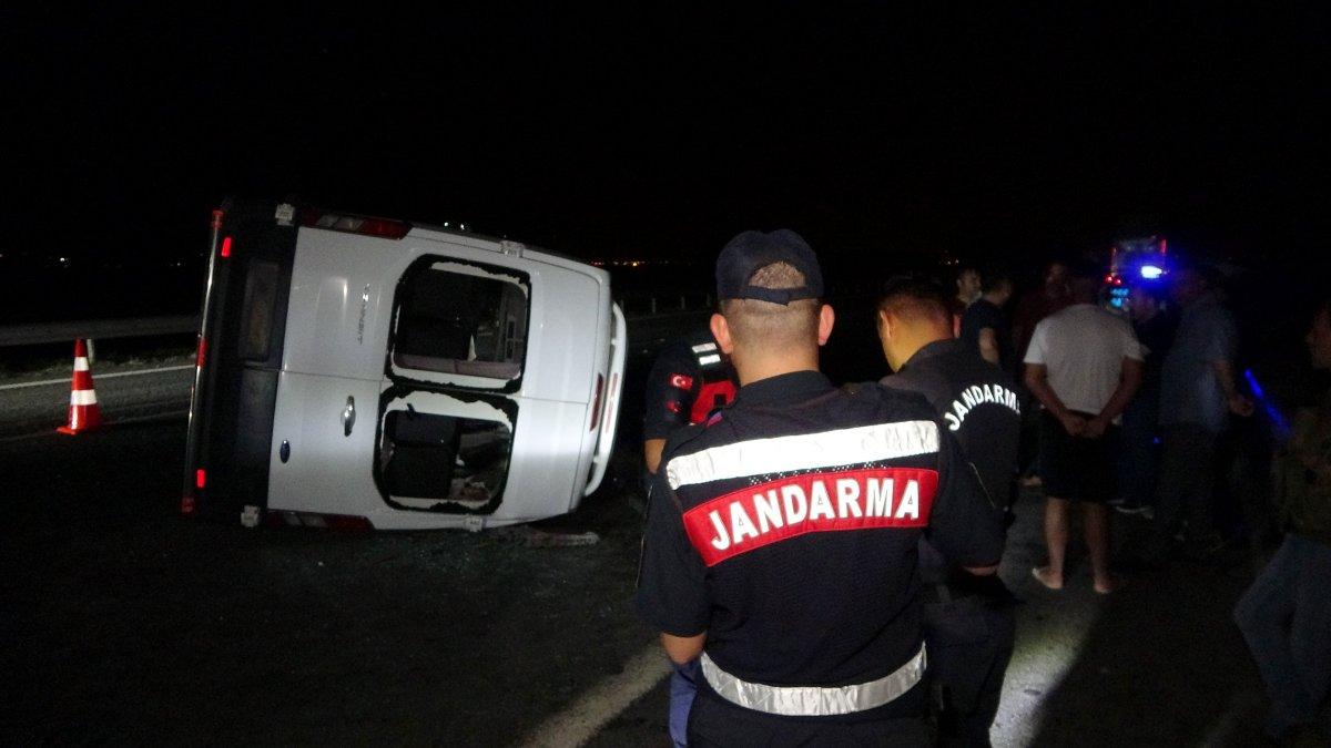 Osmaniye'de öğrencileri taşıyan minibüs devrildi: 17 yaralı