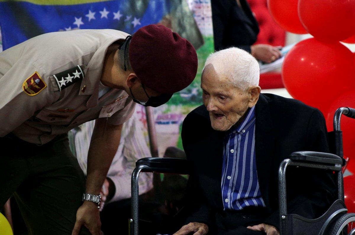 Dünyanın en yaşlı adamı 113'üncü yaşını kutladı