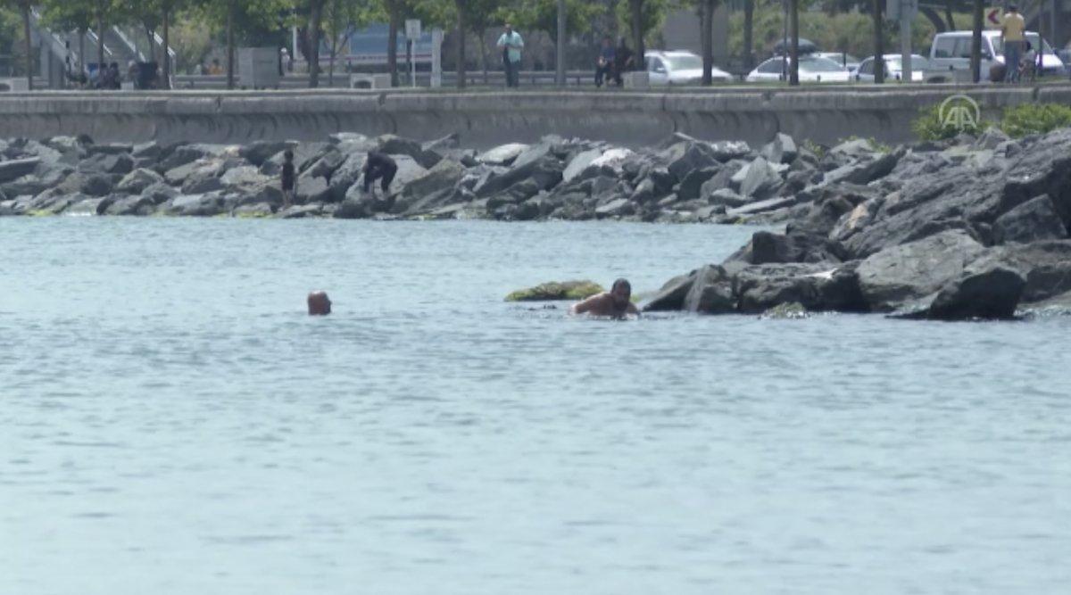 İstanbullular Boğaz'ın serin sularında serinledi