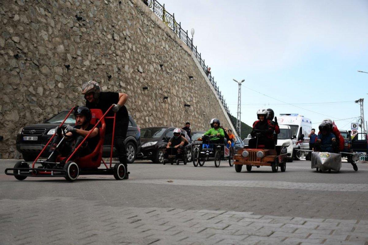 Artvin'de hurdalardan yaptıkları araçlarla yarıştılar