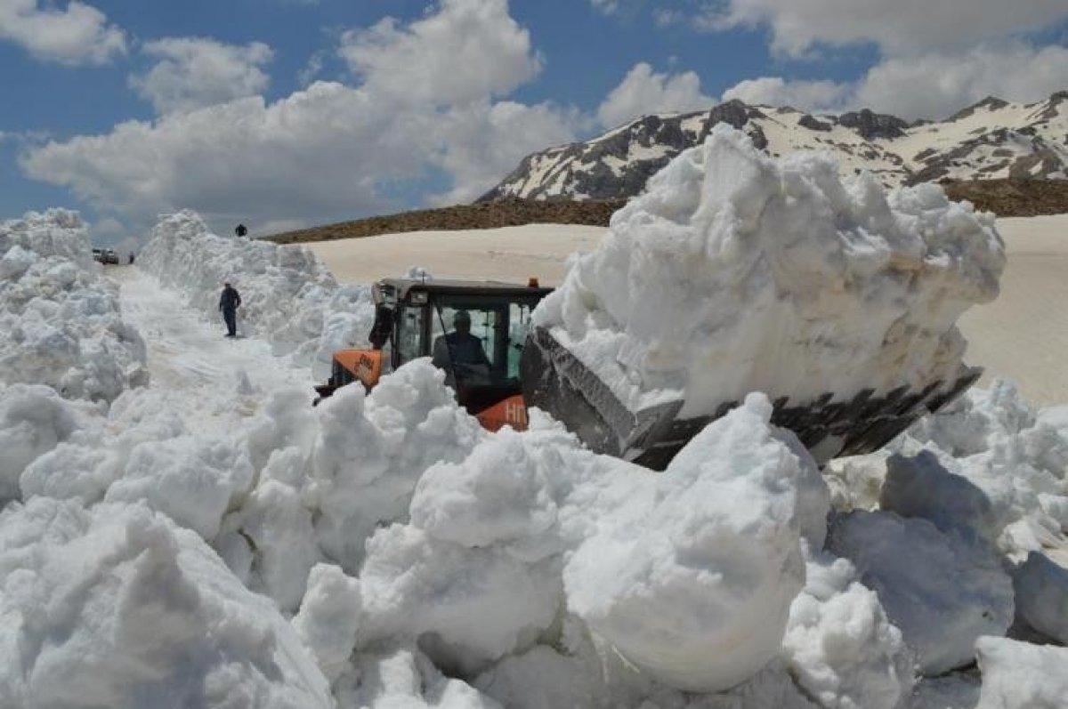 Antalya'da sıcak havadan bunalanlar denize kaçtı