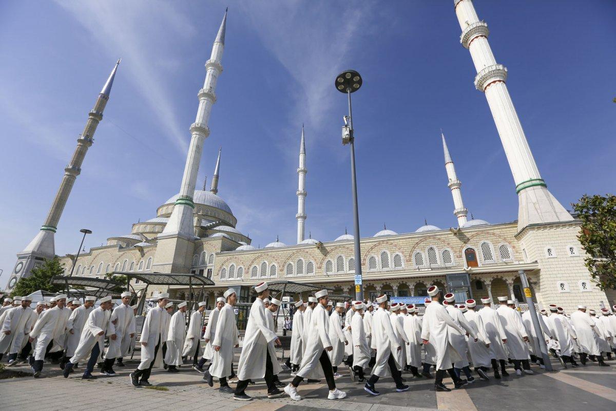 Yeşil Cami Kuran Kursu'ndaki 393 hafız, icazetle taçlandı