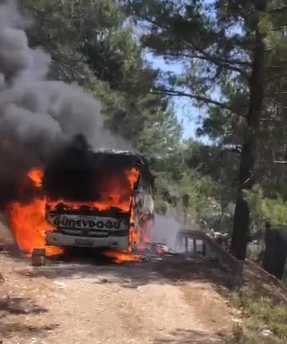 Mersin’de otobüsteki yangın ormana sıçradı