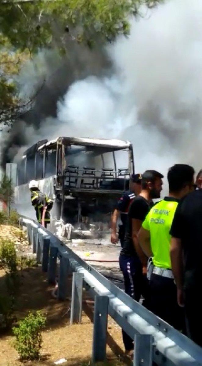 Mersin’de otobüsteki yangın ormana sıçradı