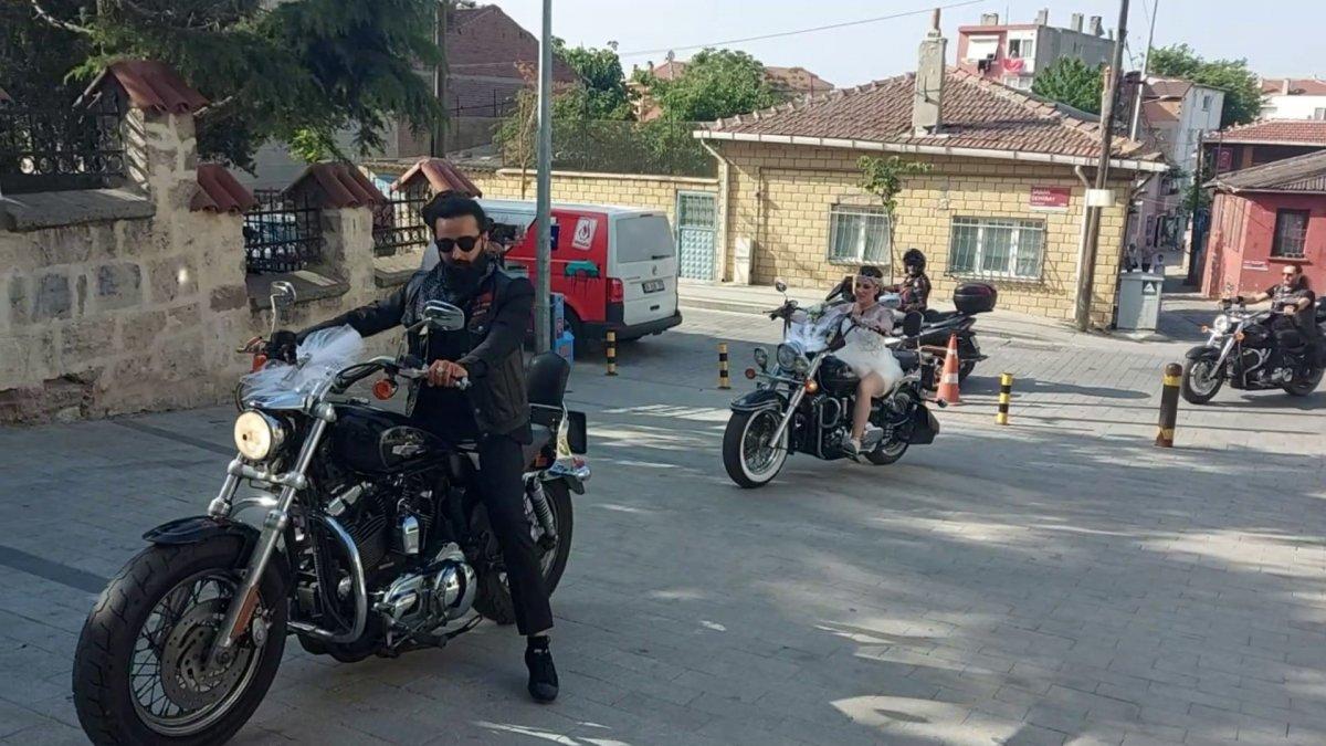 Silivri'deki çift, düğünlerine 100 motosikletlik konvoyla gitti