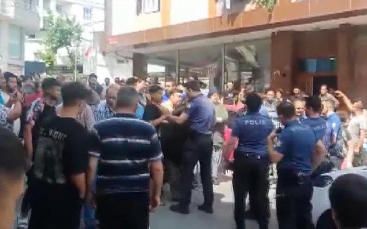 Esenyurt'ta polisle mahalleli arasında arbede