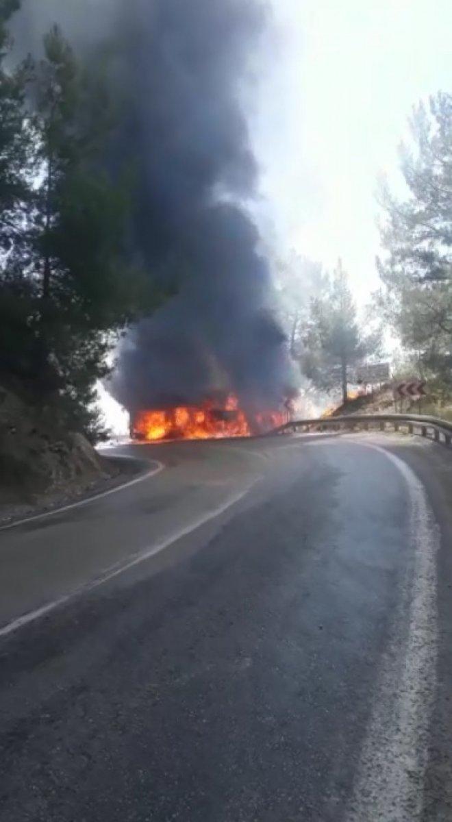 Mersin’de otobüsteki yangın ormana sıçradı