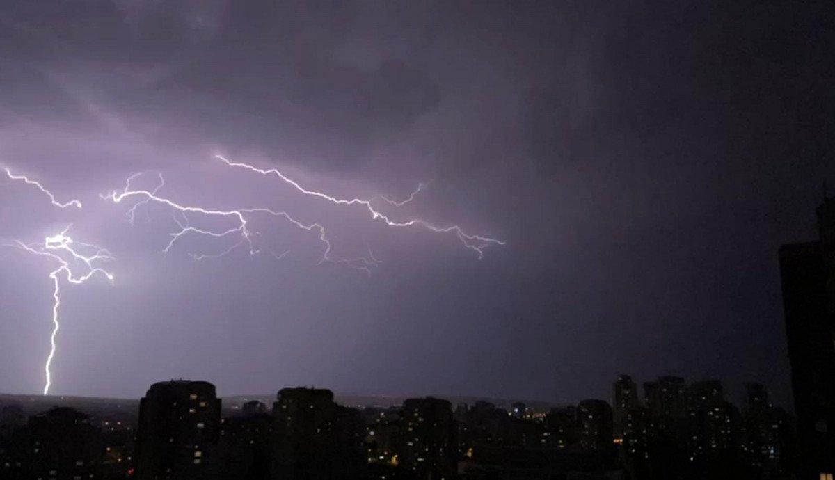 Ankara’da, şimşekler gökyüzünü aydınlattı