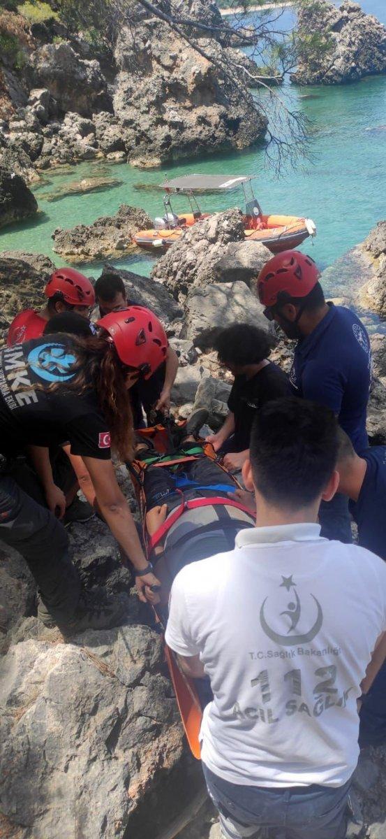 Antalya'da balık tutmak isterken kayalıklara düştü