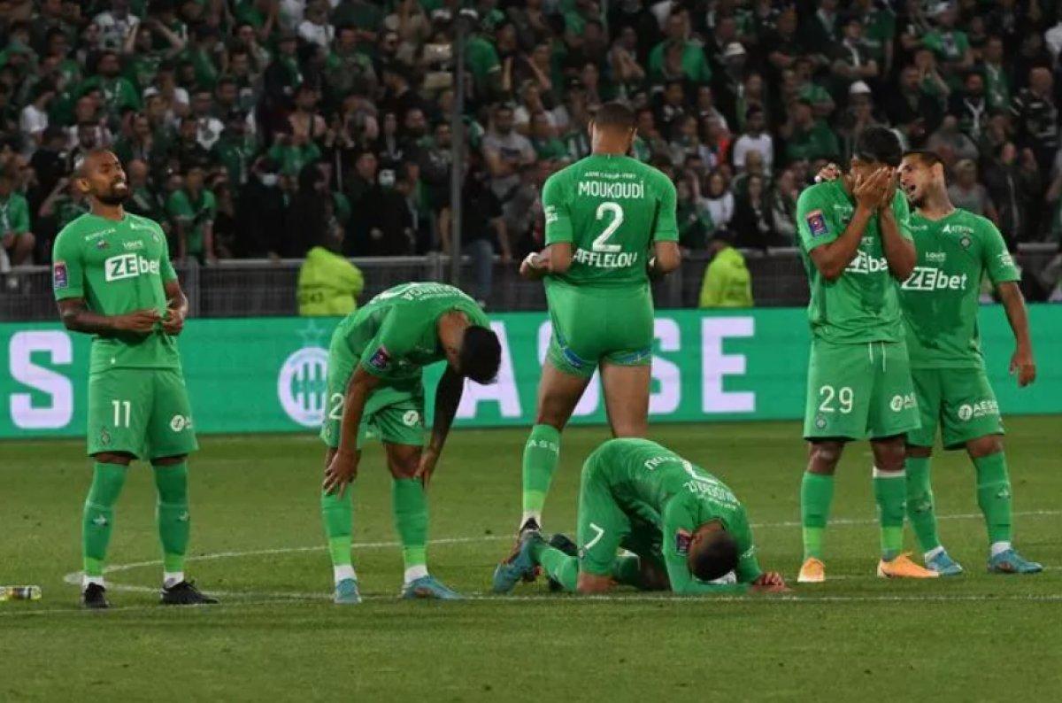 Saint-Etienne, Ligue 2'ye düştü