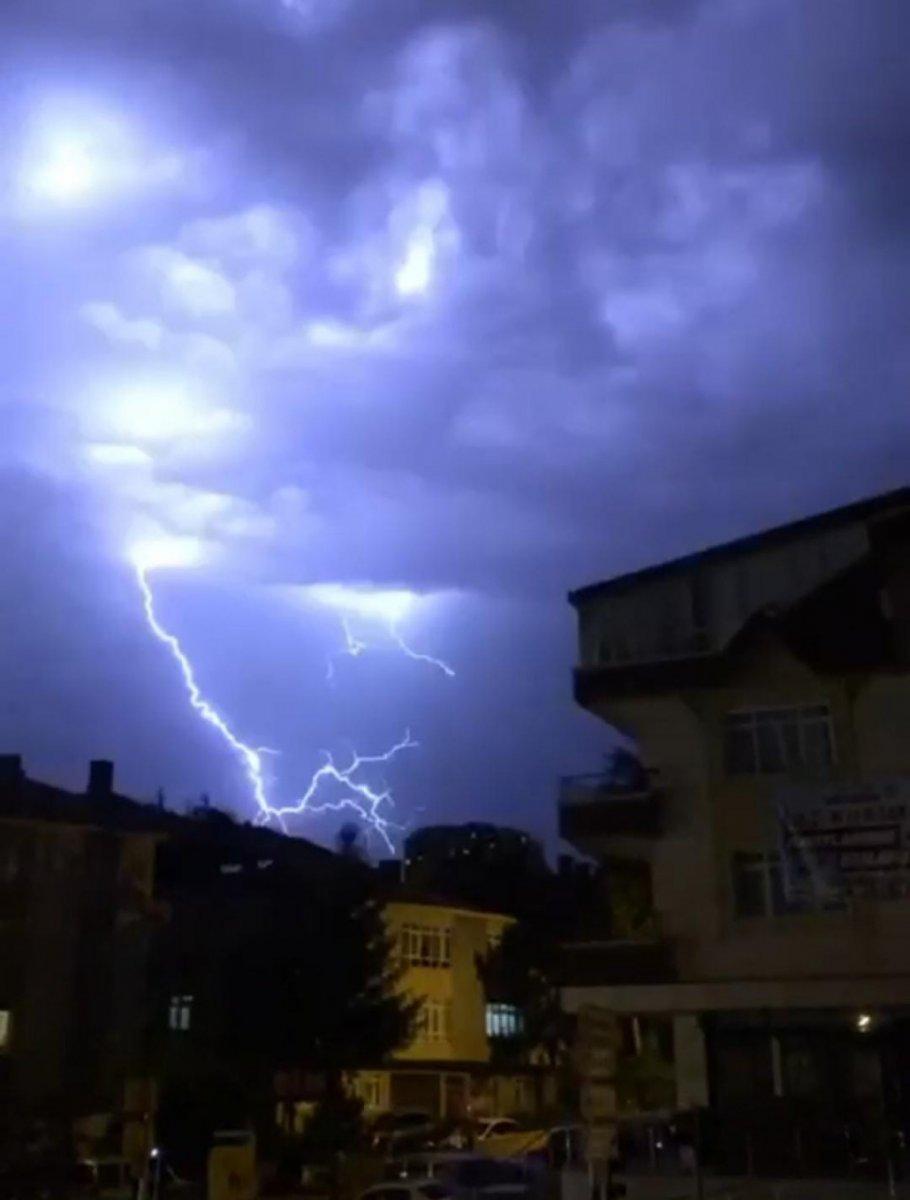 Ankara’da, şimşekler gökyüzünü aydınlattı