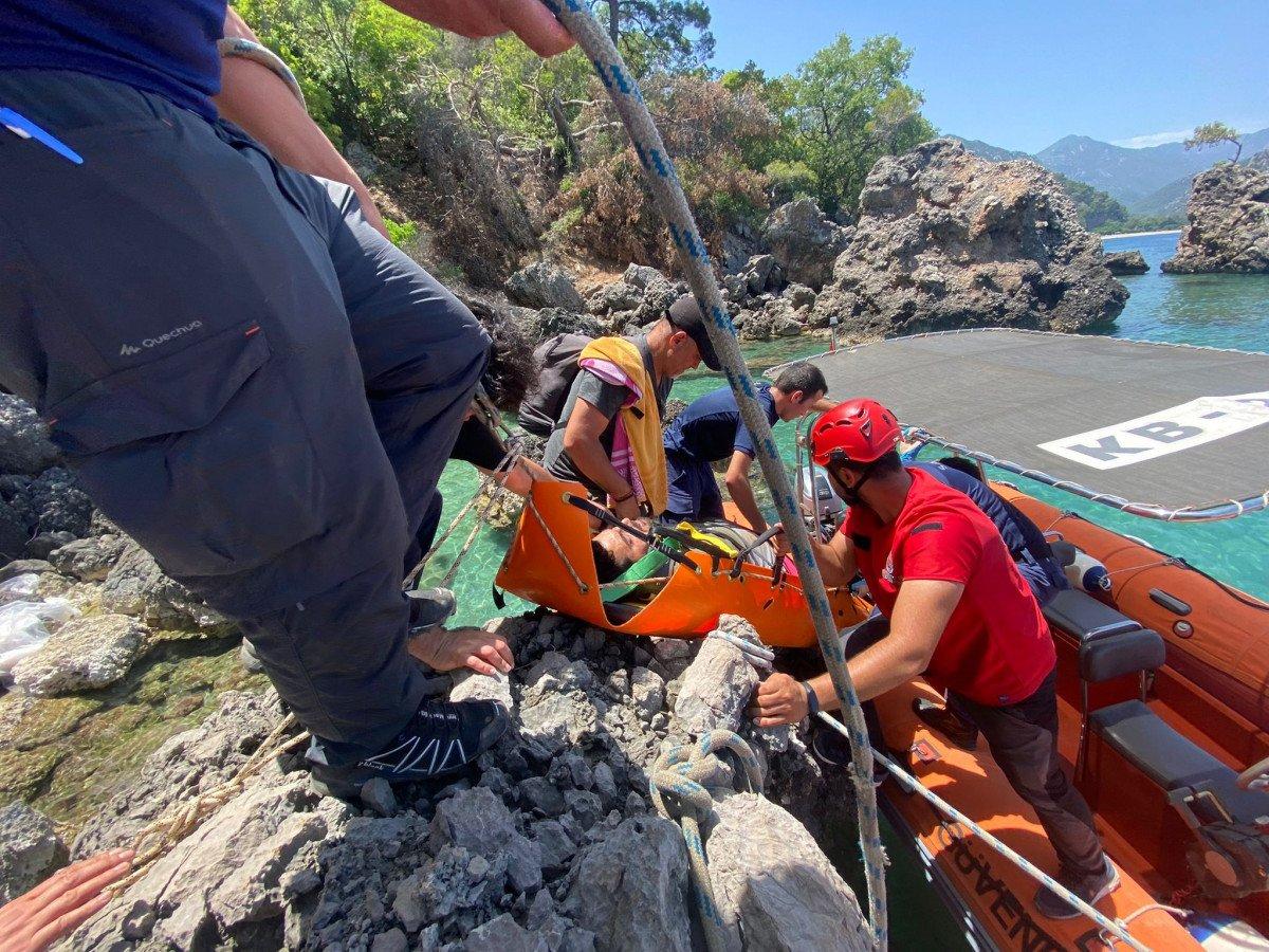 Antalya'da balık tutmak isterken kayalıklara düştü