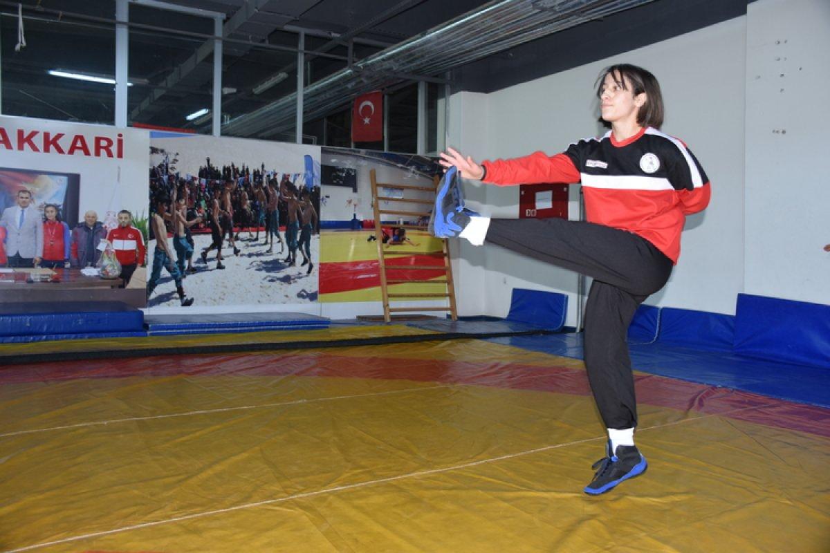 Hakkarili Nurgül, 7 ay önce başladığı güreşte dünya üçüncülüğü kazandı