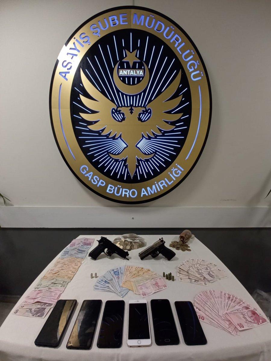 Antalya'da, escort çağrılan mekanlarda gasp yapan şahıslar yakalandı