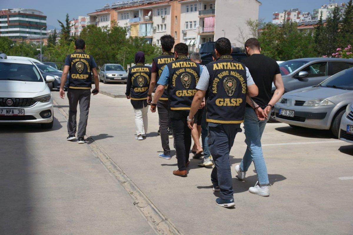 Antalya'da, escort çağrılan mekanlarda gasp yapan şahıslar yakalandı