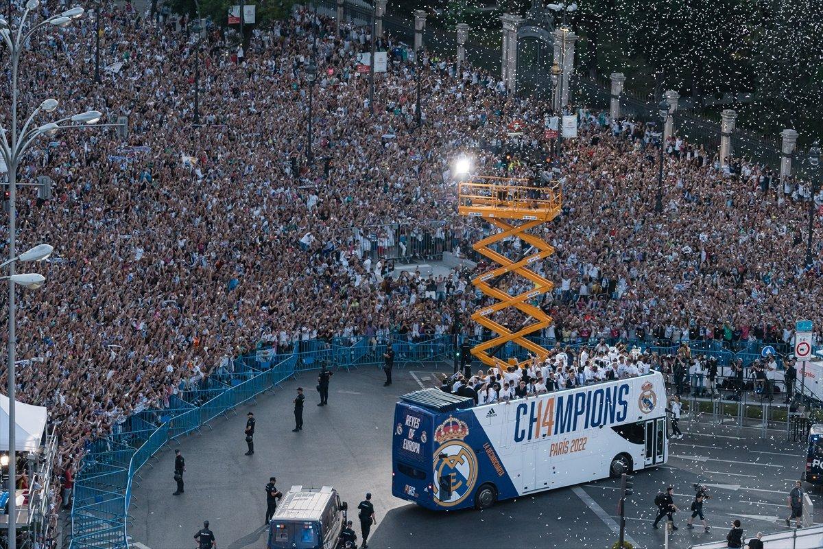 Şampiyonlar Ligi şampiyonu Real Madrid, 14'üncü kupa zaferini doyasıya kutladı