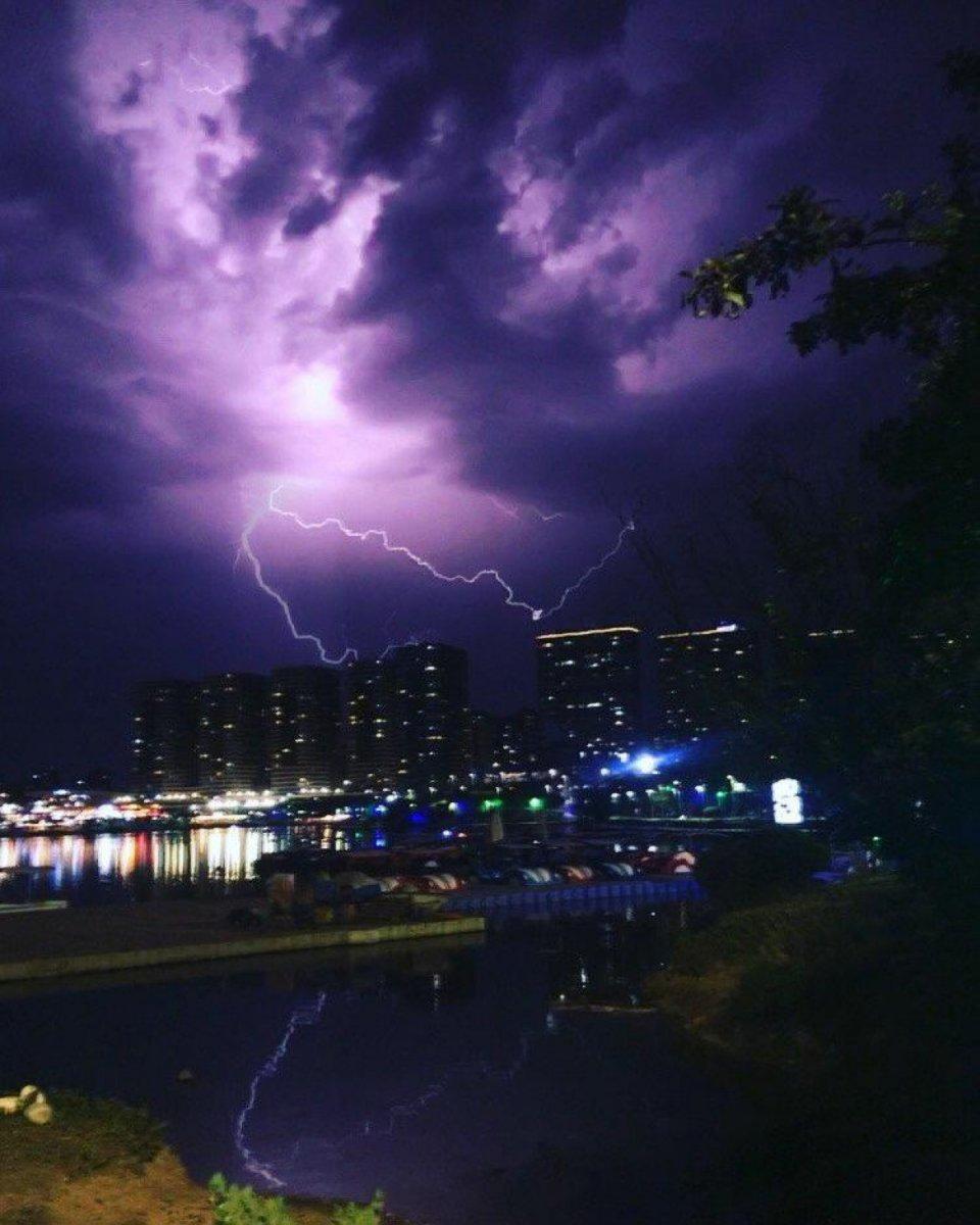 Ankara’da, şimşekler gökyüzünü aydınlattı