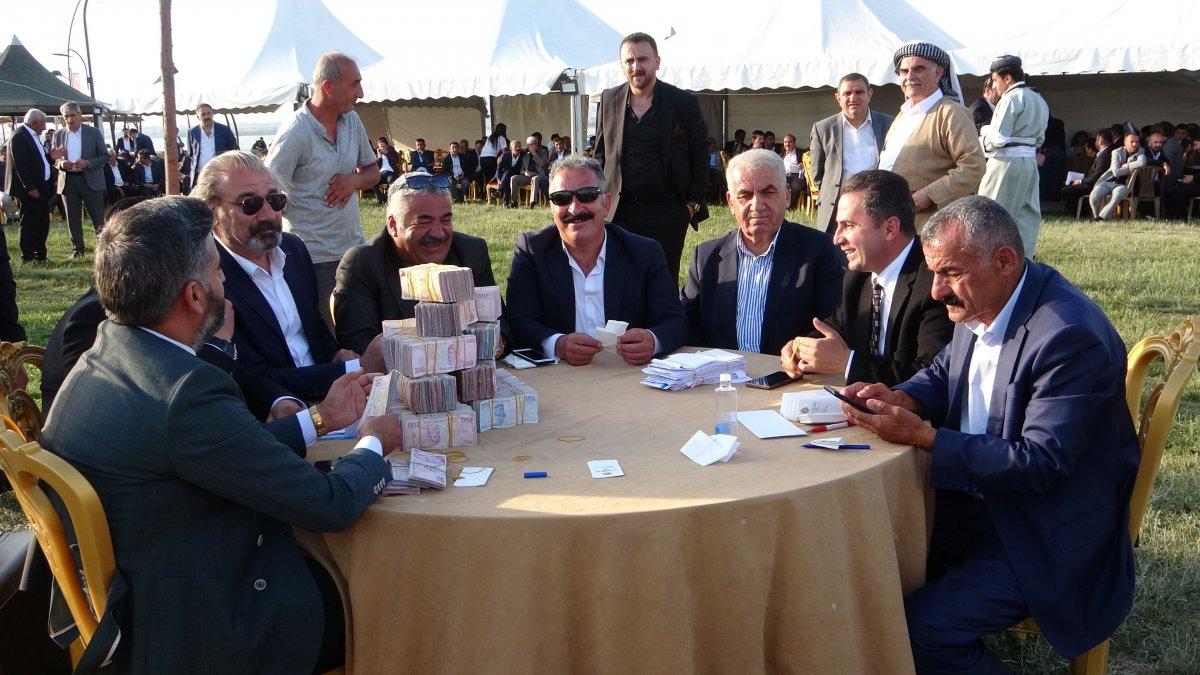 Van'da aşiret düğününde 7 milyon liralık takı takıldı