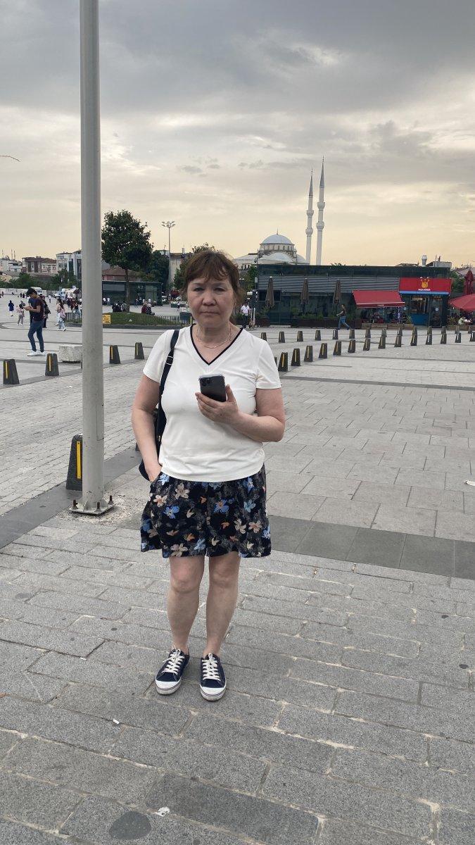 Kağıthane’de bir kadın kulağındaki telefonu çaldırdı