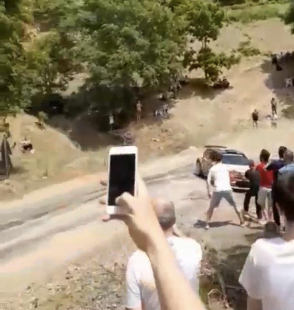 Bursa'da ralli aracı seyircilerin arasına daldı