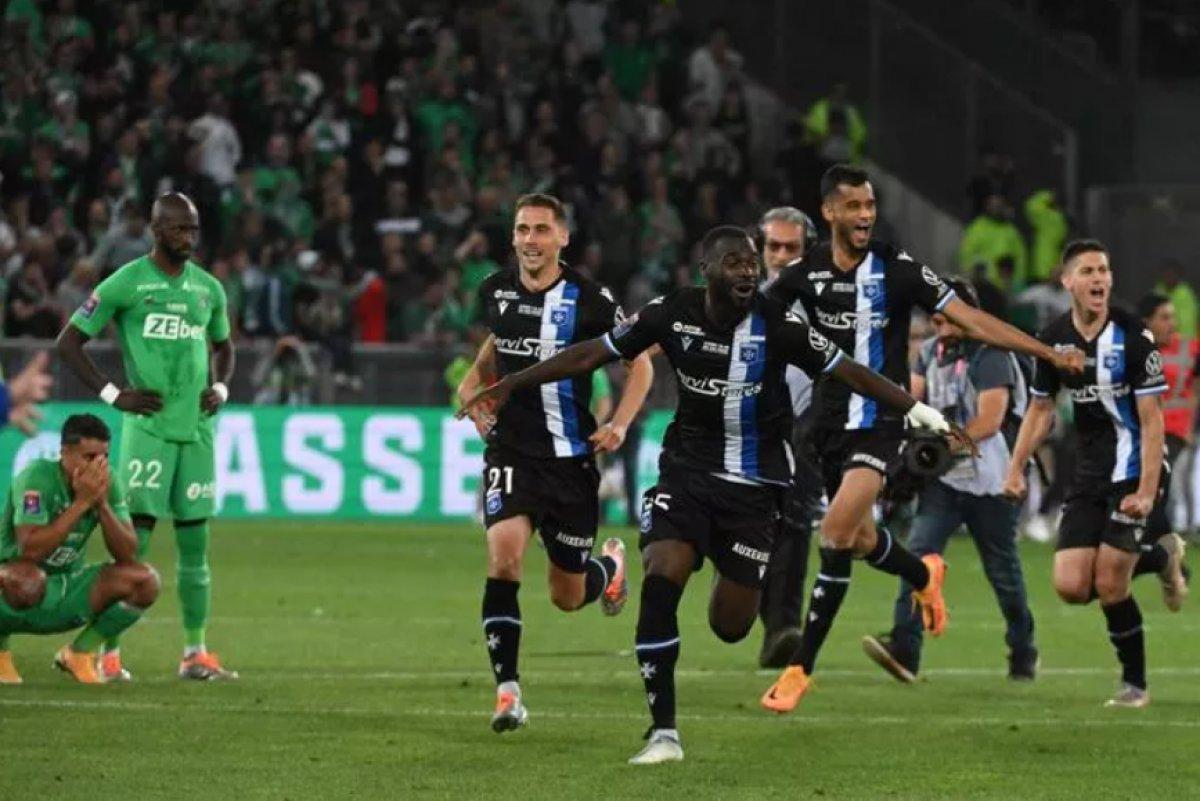 Saint-Etienne, Ligue 2'ye düştü