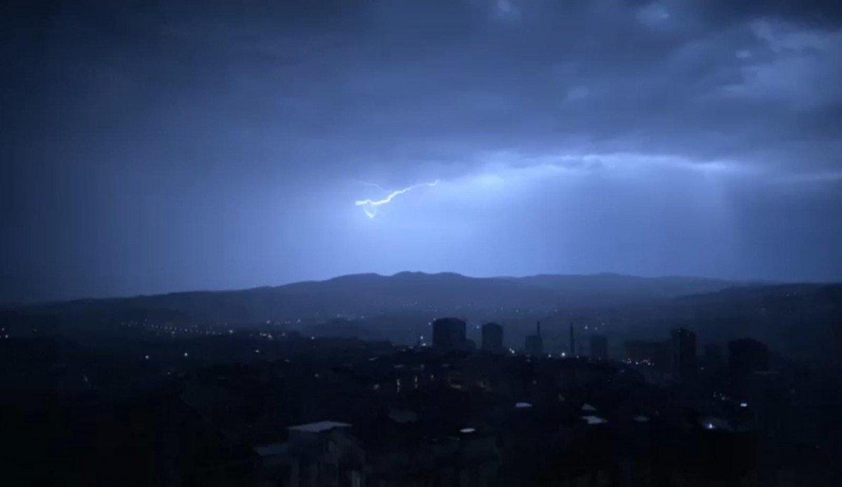 Ankara’da, şimşekler gökyüzünü aydınlattı