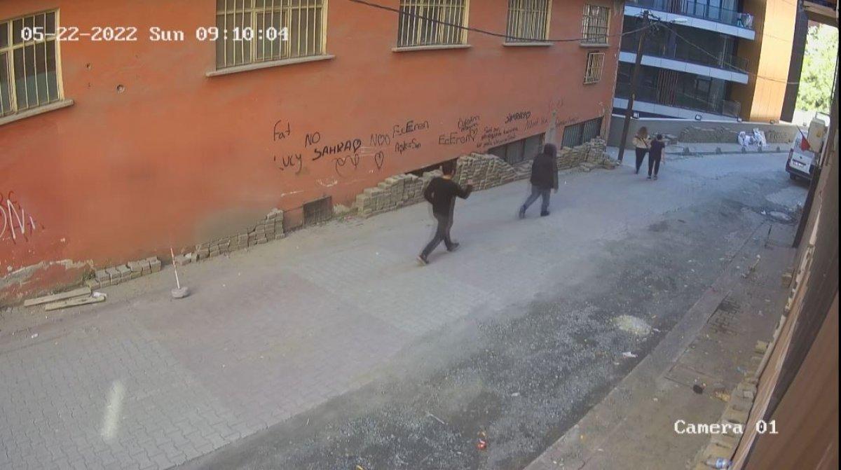 Kağıthane’de bir kadın kulağındaki telefonu çaldırdı