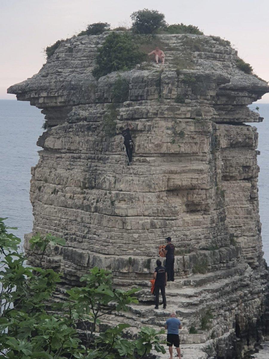 Kocaeli'de 20 metrelik kayada mahsur kaldı