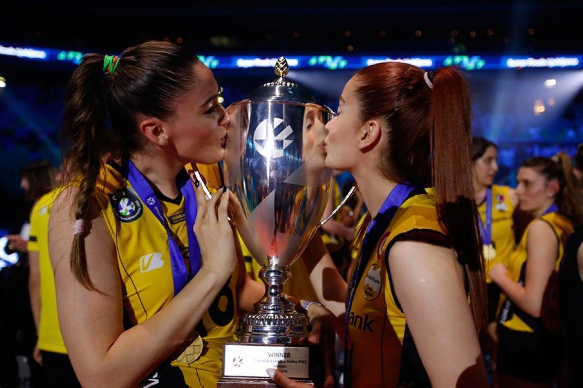 Tuğba Şenoğlu yeni adresini duyurdu