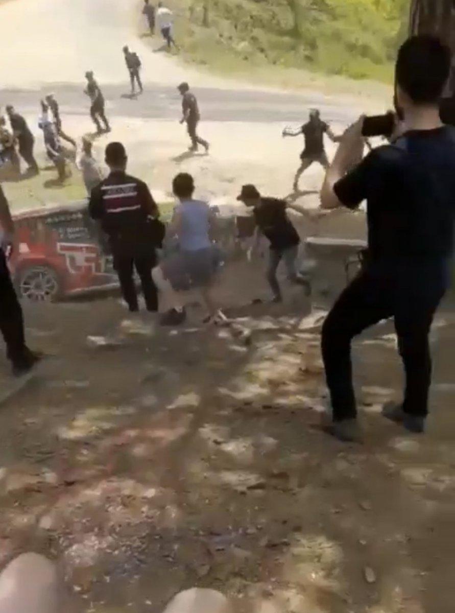 Bursa'da ralli aracı seyircilerin arasına daldı