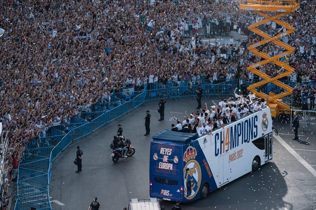 Şampiyonlar Ligi şampiyonu Real Madrid, 14'üncü kupa zaferini doyasıya kutladı