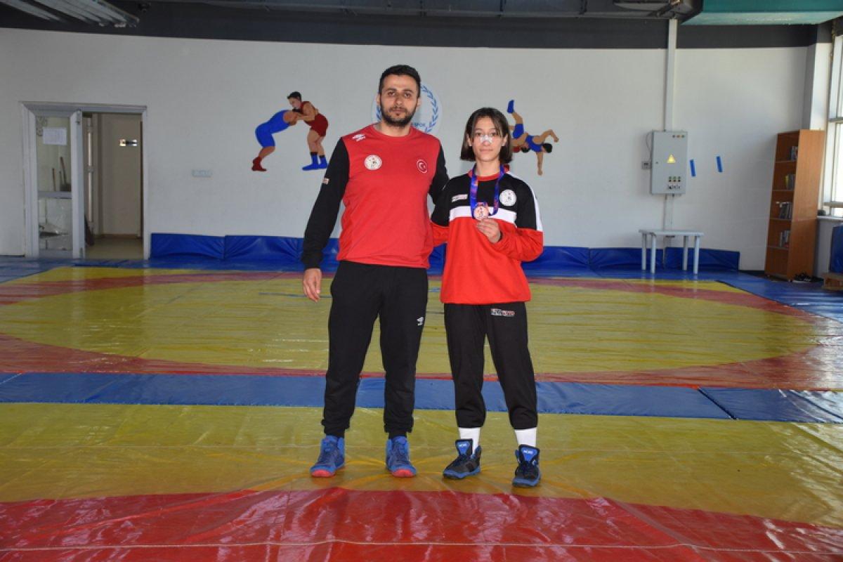 Hakkarili Nurgül, 7 ay önce başladığı güreşte dünya üçüncülüğü kazandı