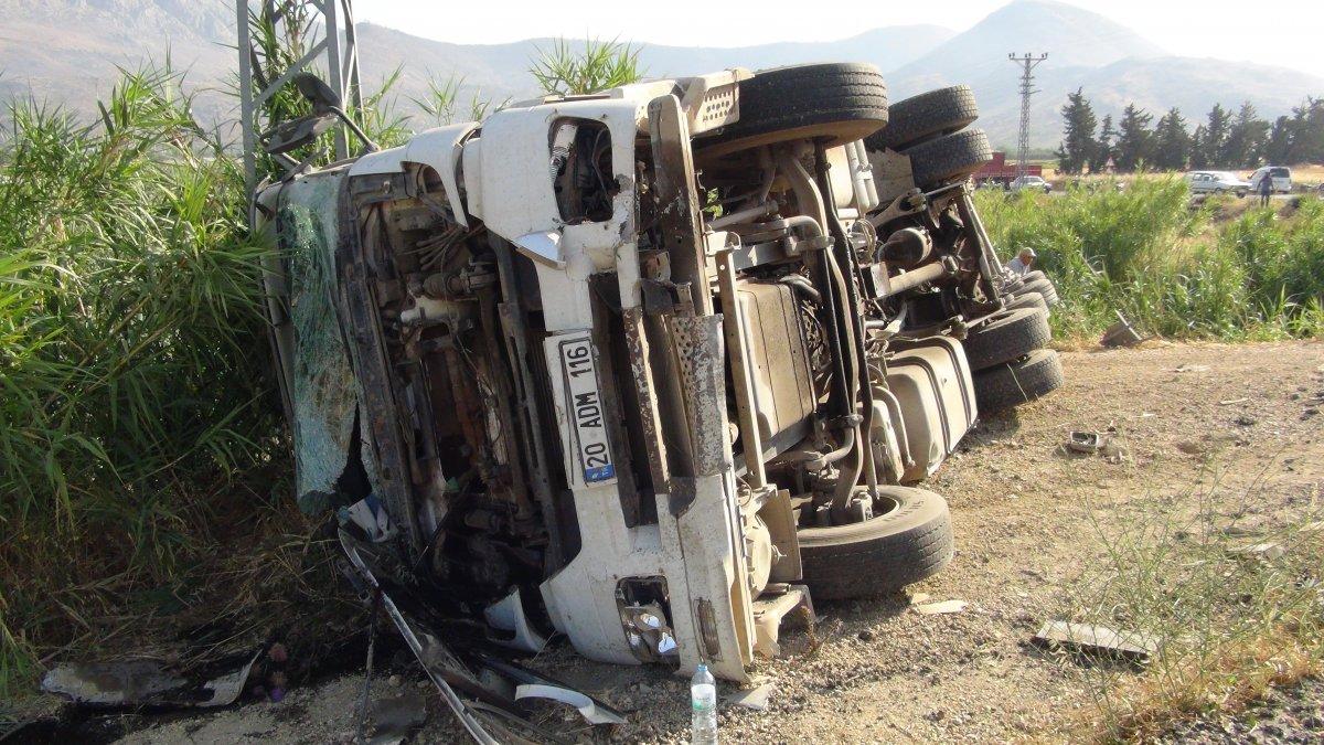 Mersin'de öğrenci servisi kaza yaptı: Yaralılar var