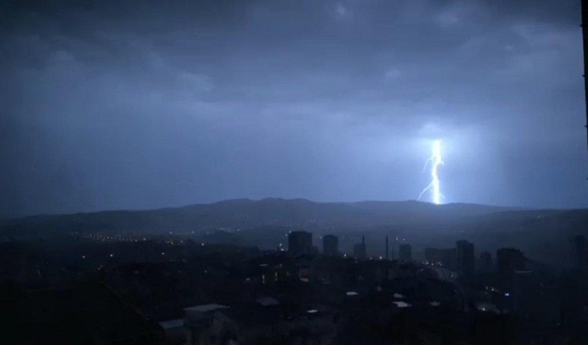 Ankara’da, şimşekler gökyüzünü aydınlattı