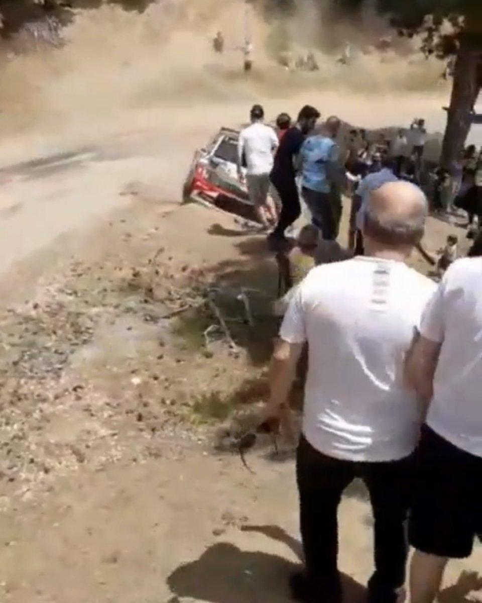 Bursa'da ralli aracı seyircilerin arasına daldı