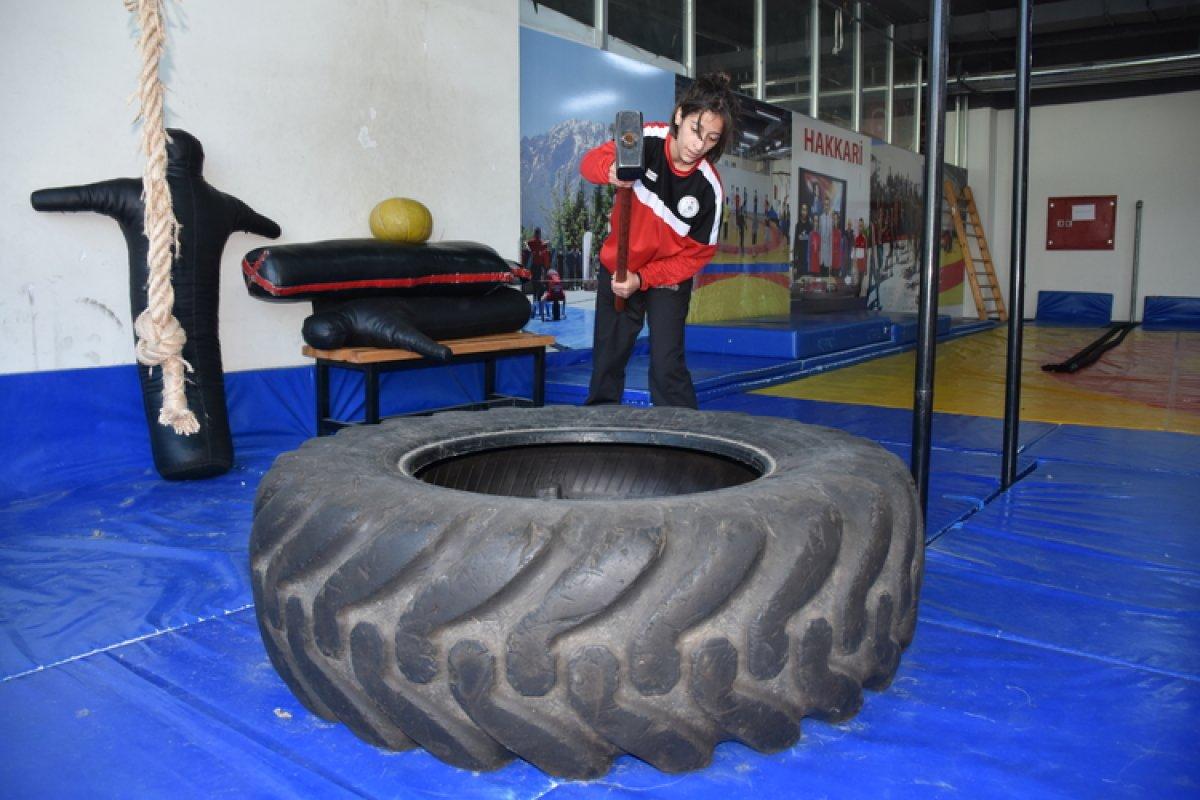 Hakkarili Nurgül, 7 ay önce başladığı güreşte dünya üçüncülüğü kazandı