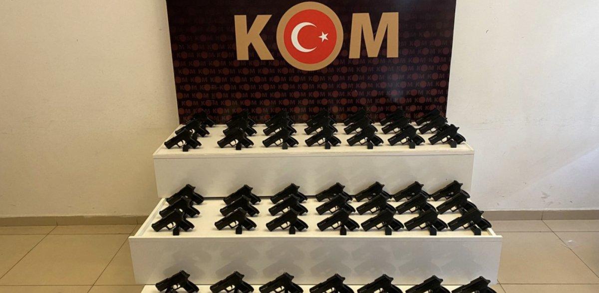 Konya'da kargoyla silah gönderen çeteye operasyon