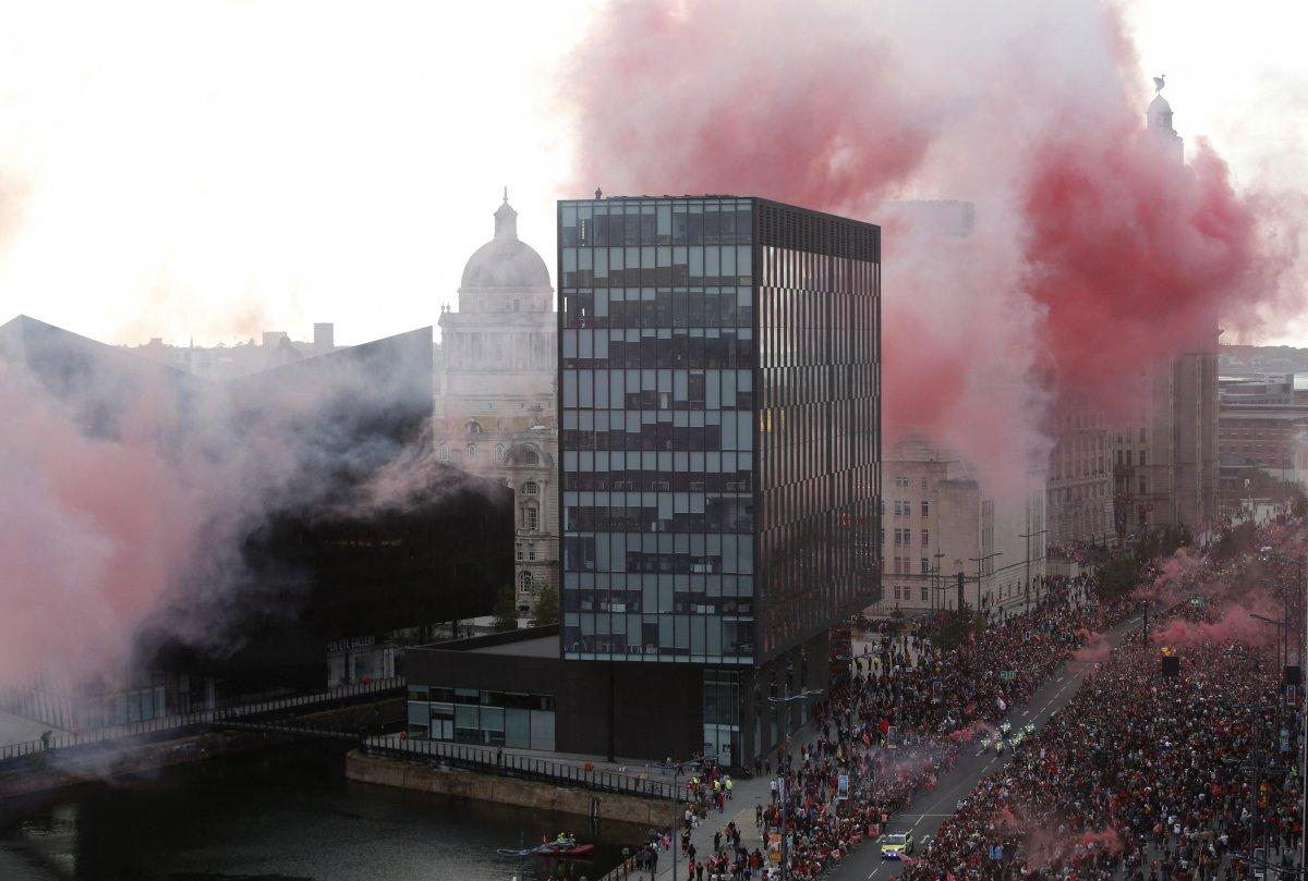 Liverpool taraftarı, Şampiyonlar Ligi finalini kaybeden takımlarını şarkılarla karşıladı